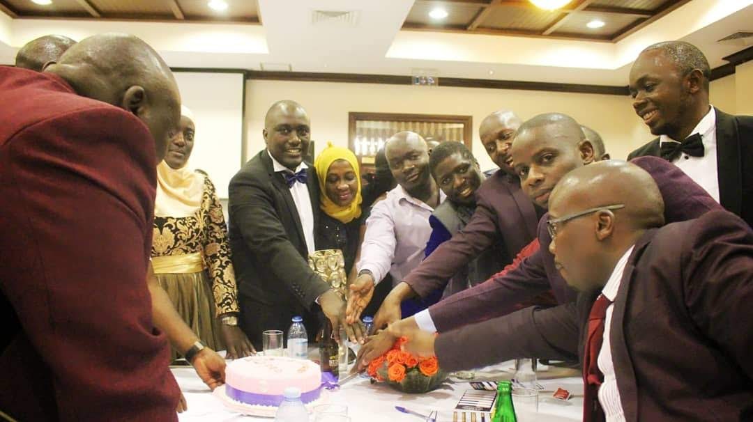 <p>Cutting the cake at a Kamosa dinner function<br></p>